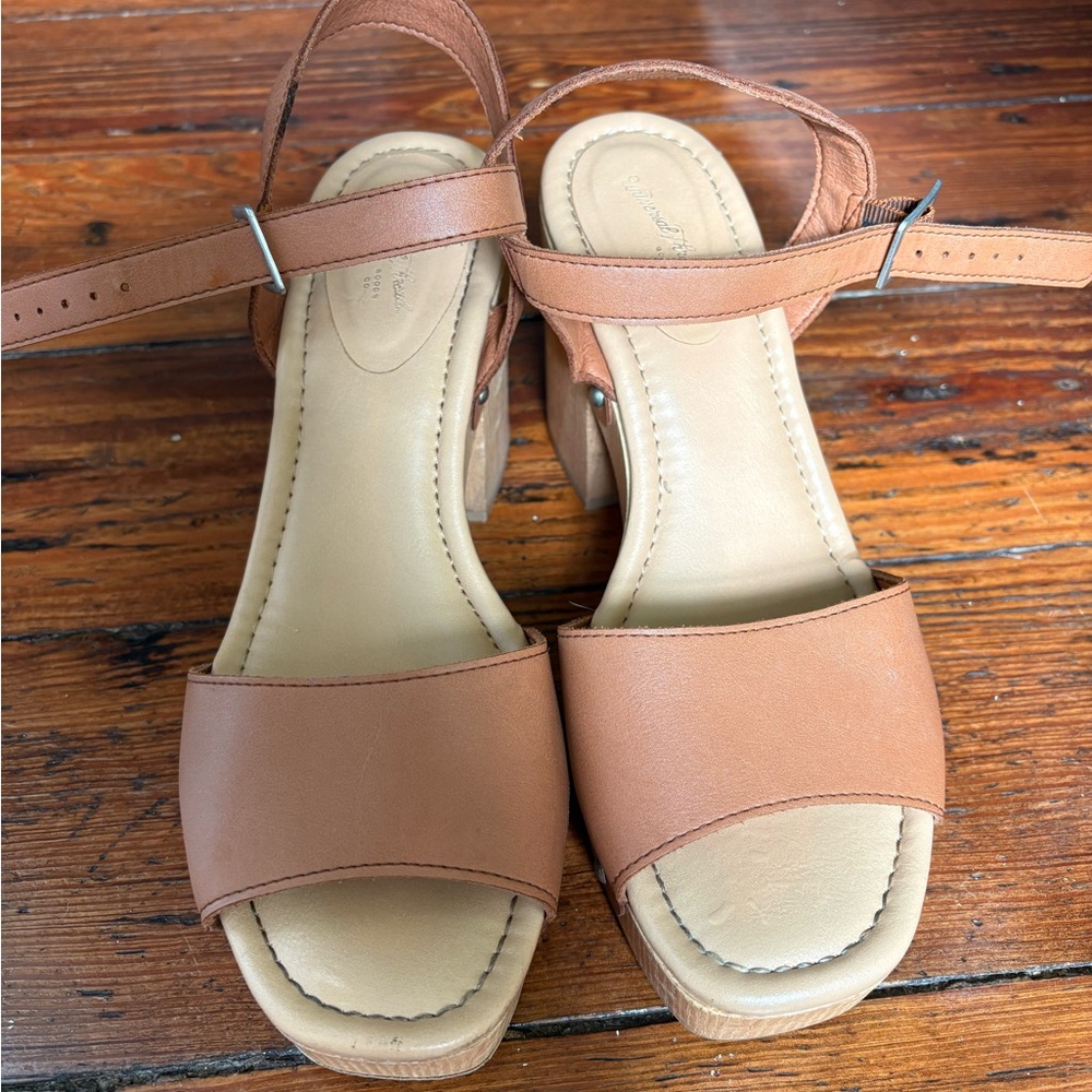 Universal Thread platform heels (8.5) - Picture 4 of 5